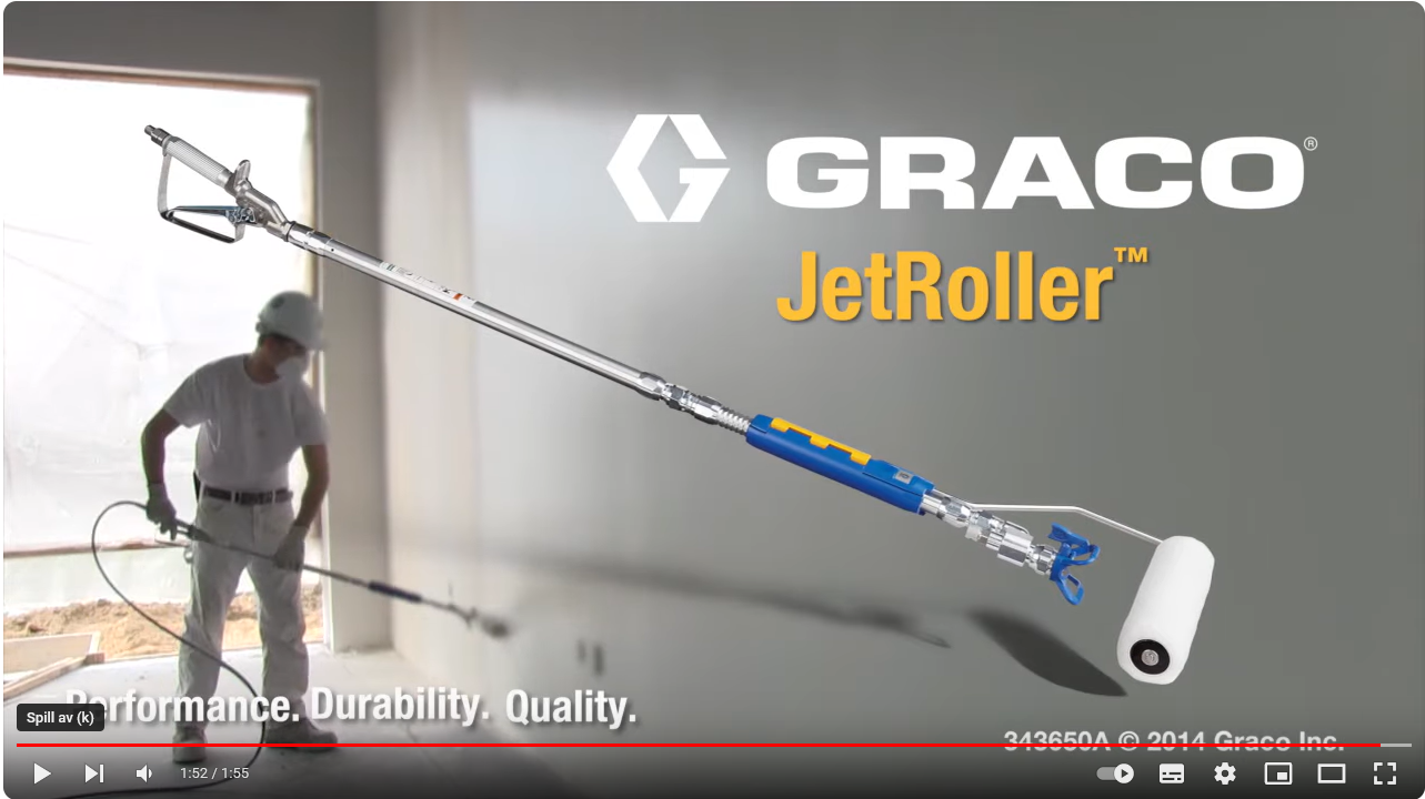 Graco Jetroller forlengerskaft med rull. I bakgrunn en mann som bruker Jetrolleren.