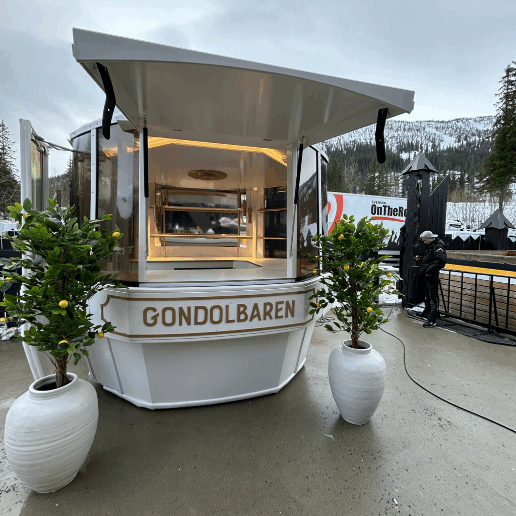 En gammel gondol restaurert som bar. Utstilt utendørs.