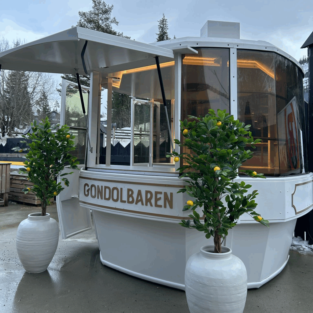 En gammel gondol restaurert som bar. Utstilt utendørs.