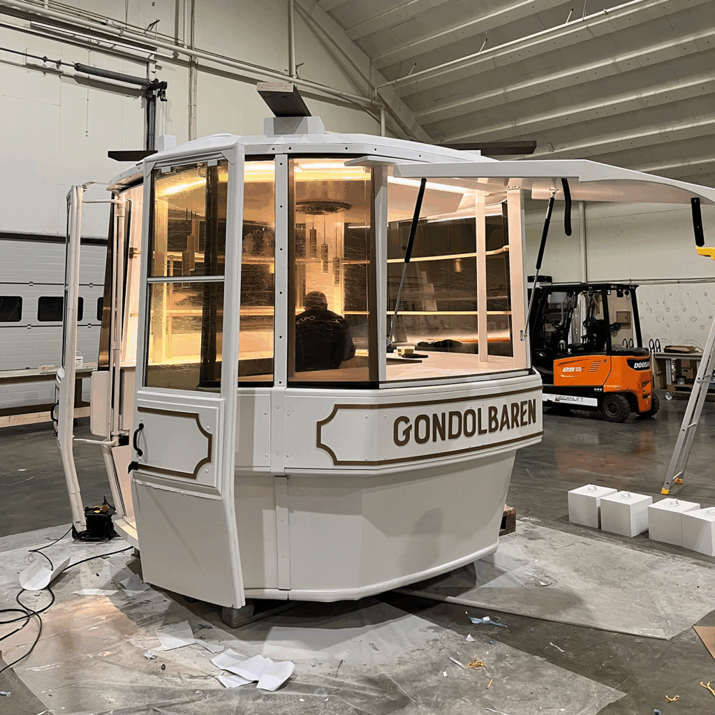 En gammel gondol restaureres som bar. Arbeidet pågår innendørs