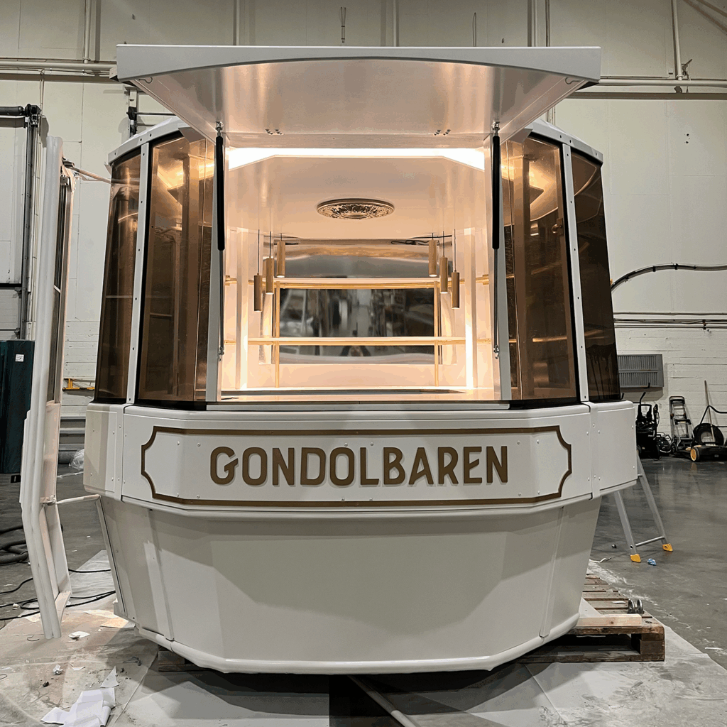 En gammel gondol restaureres som bar. Arbeidet pågår innendørs