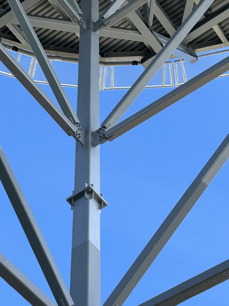 Heliport ved Rikshospitalet i Oslo sett fra siden, detaljbilde. Man ser rekkverket og undersiden av landesonen.