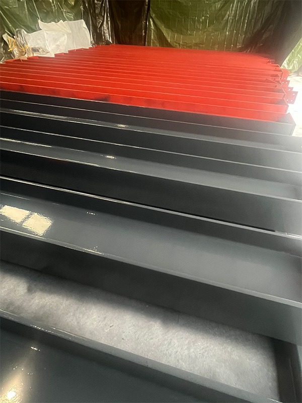 Ståldrager tett i tett på gulvet. Halvparten er nymalt.