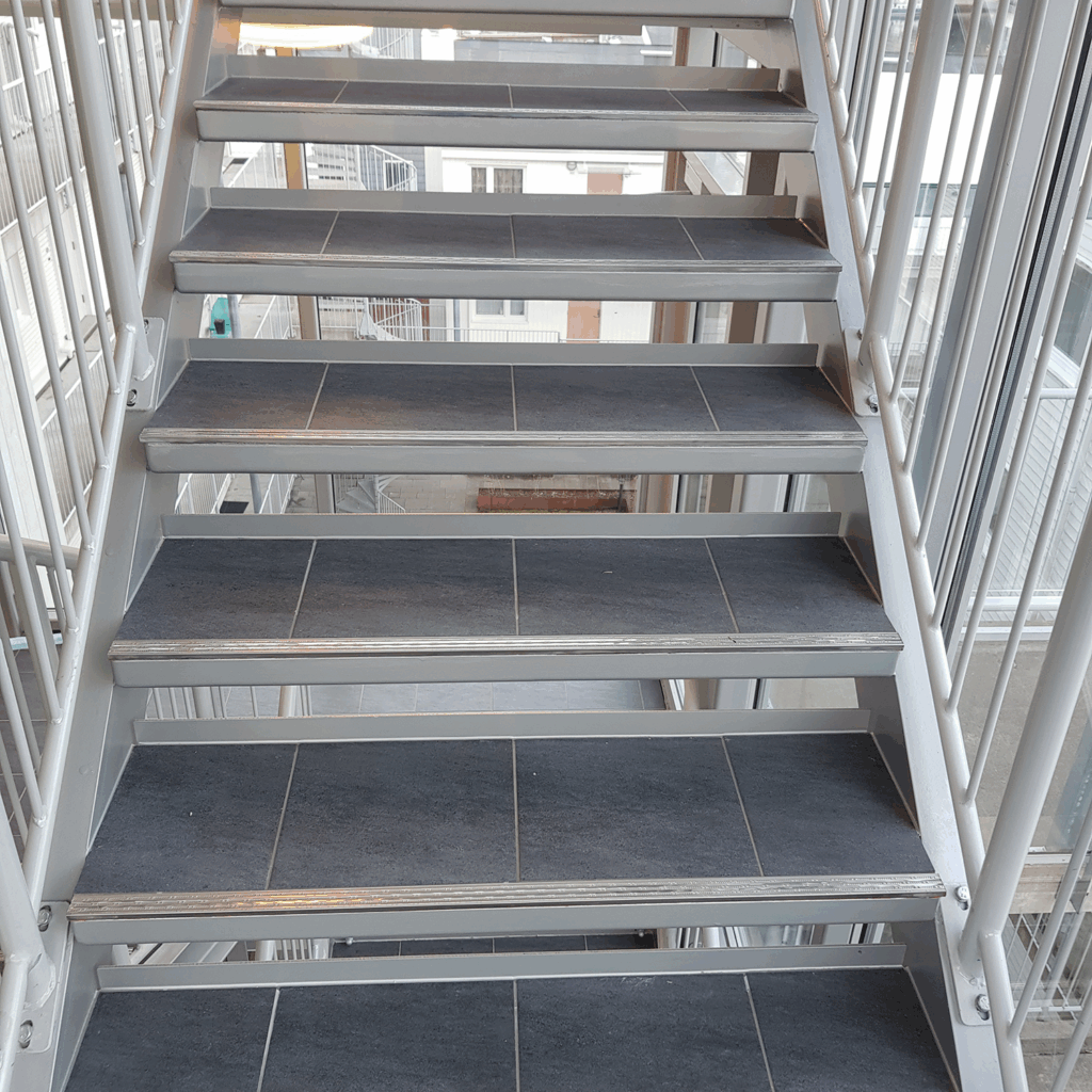 ståltrapp med stålrekkverk, nærbilde på trinnene