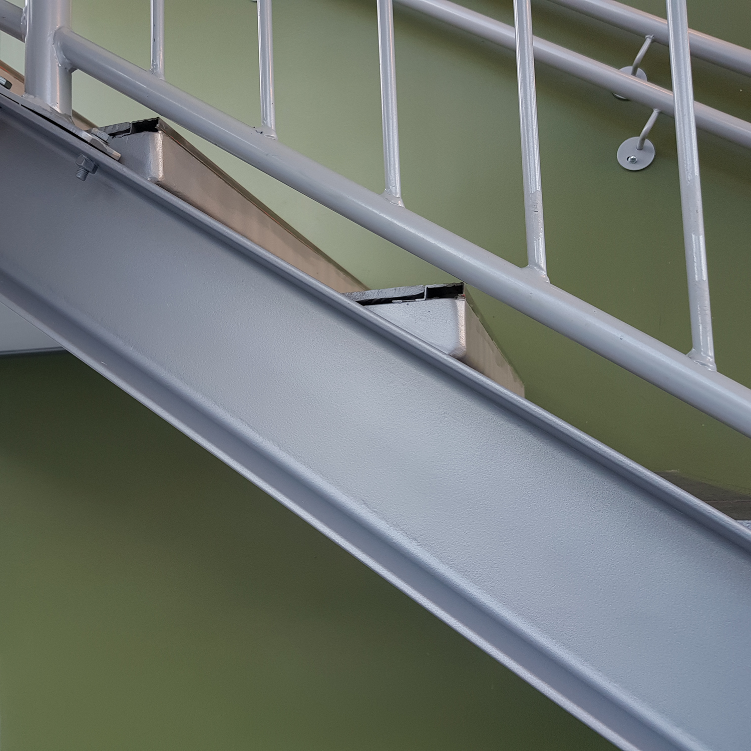 Ståltrapp med rekkverk i boligblokk