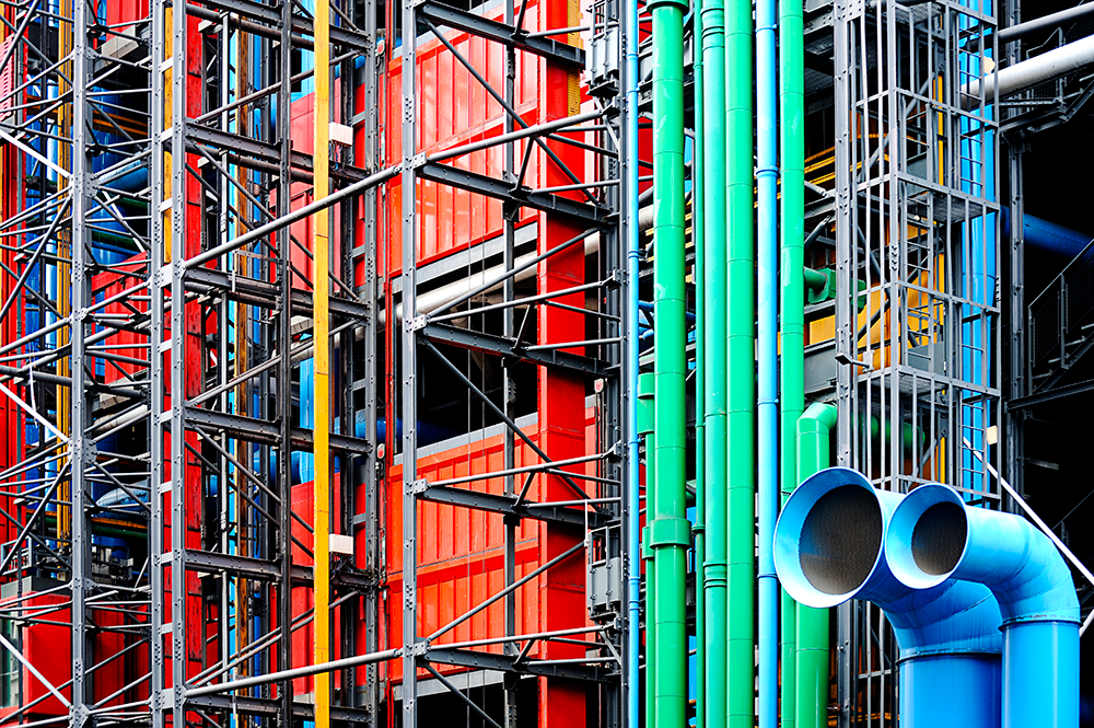 Centre Pompidou fra utsiden med fokus på fargerike rør