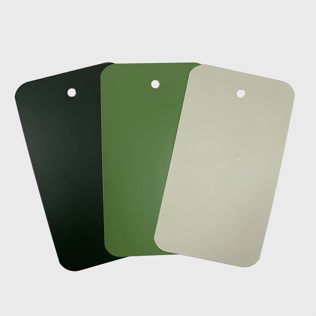 3 små metallplater med fargeprøve i grønn-grønn-grå