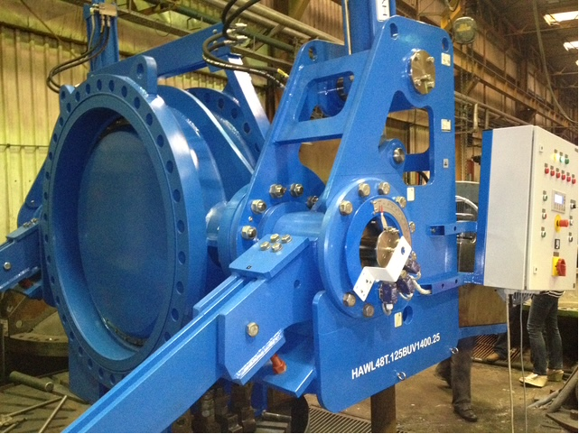 Stor Hydromat spjeldventil med arm under testing i fabrikk