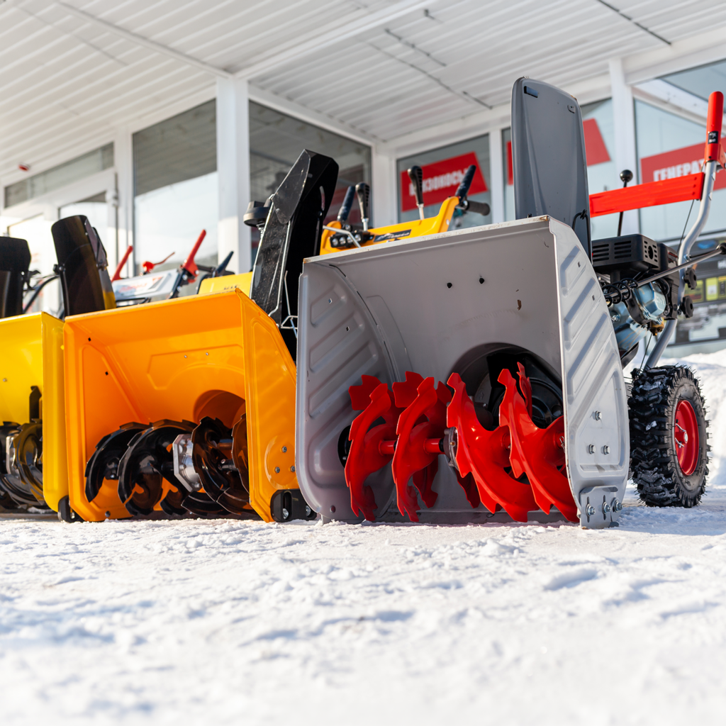 Nærbilde av skjærebladene på to snøfresere