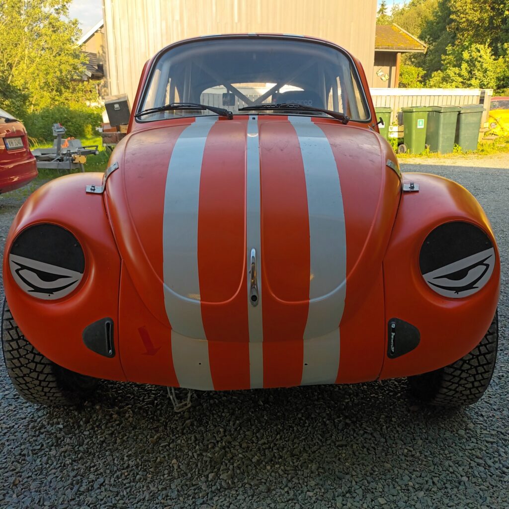 Fronten av en restaurert VW Boble, nå i oransje med hvite racing striper